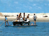 No paraíso dos buggies nordestinos um Bugre II atravessa a barra do rio Ceará-Mirim, em Extremoz (RN); a imagem foi retirada de um cartão postal.