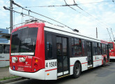 Trólebus com a mesma plataforma HVR e igual carroceria, porém trazendo a antiga pintura padrão da SPTrans, vigente em 2008 (foto: Erik Dias).