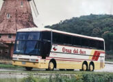 Jum Buss semelhante, encomendado pela operadora chilena Cruz del Sur, em fotografia oficial da Busscar, tomada diante do portal de entrada de Joinville (SC).