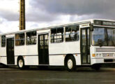 Urbanus de três portas preparado pela Busscar para participar da fase de testes do novo chassi de ônibus da Autolatina (fonte: Transporte Moderno).