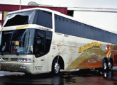 Jum Buss 400 sobre chassi Volvo de três eixos da operadora Bogotur, de Joinville (SC); note que a carroceria traz leves alterações com relação à série anterior, em especial no formato da faixa divisória dos dois para-brisas e no recorte da primeira janela e da porta de entrada (fonte: Alessandro Alves da Costa / egonbus).