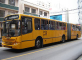 Urbanuss articulado Volvo operando no sistema troncalizado de Curitiba; note a distância, em qualidade de design, entre este modelo e o articulado de 1995 mostrado nesta galeria (foto: Thiago Alex).