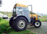 O pequeno Valtra BF 75 com cabine Sedan em aço inoxidável.