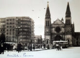 Outro Ford encarroçado pela Caio, este diante da Catedral Basílica de Curitiba em cartão postal da capital paranaense (fonte: Ivonaldo Holanda de Almeida).