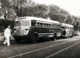 Carroceria Caio sobre chassi de caminhão no transporte urbano do Rio de Janeiro (RJ); a fotografia é do início de 1950 (fonte: Arquivo Nacional).