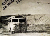 Ônibus Caio, em 1950, na estrada de ligação entre os bairros de Campo Grande e Guaratiba, no extremo Oeste do Rio de Janeiro (RJ) (fonte: L. C. Triani / ciadeonibus).