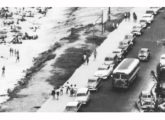 Ônibus urbano Caio em cartão postal das praias de Ipanema e Leblon, Rio de Janeiro (RJ), no início da década de 50 (detalhe).