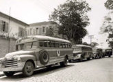 Em 1947 a Caio alterou o desenho dos para-brisas dianteiros de suas carrocerias, como mostram os dois primeiros carros da imagem (um Chevrolet e um REO), pertencentes ao Colégio Dante Alighieri, de São Paulo (SP) (fonte: João Marcos Turnbull / onibusnostalgia).