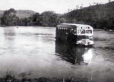 Ônibus Caio da empresa Princesa dos Campos, de Ponta Grossa (PR), enfrentado as precaríssimas condições viárias do interior paranaense no início da década de 50 (fonte: Revista Abrati).
