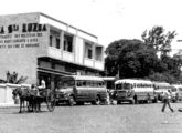 Cena da "rodoviária" de Ourinhos (SP) nos anos 50, mostrando um lotação Fargo 1951-53 e um ônibus "Fita Azul", ambos com carrocerias Caio (fonte: Ivonaldo Holanda de Almeida).
