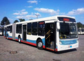 Ônibus semelhante, da Viação Colombo, este foi o primeiro articulado de piso baixo operado na Região Metropolitana de Curitiba (PR) (foto: Ronaldo dos Santos / onibusdecuritiba).