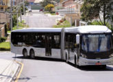 Articulado BRT com chassi Mercedes-Benz O 500 UDA em fase de testes, em Curitiba (PR), em abril de 2014.