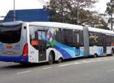 Veículo semelhante, porém com diferente distribuição de portas, operado pela Metra, transportadora metropolitana de São Paulo; note a incomum cobertura das rodas no segundo e terceiro eixos (foto: Felipe Gonzales / onibusbrasil).