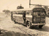 Urbano Caio em chassi FNM da extinta Viação Brasil, do Rio de Janeiro (RJ), trafegando em 1952 ao longo da via férrea da Central do Brasil (fonte: Marcelo Prazs / litoralbus).