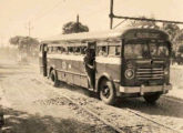 Urbano Caio em chassi FNM da extinta Viação Brasil, do Rio de Janeiro (RJ), trafegando em 1952 ao longo da via férrea da Central do Brasil (fonte: Marcelo Prazs / litoralbus).
