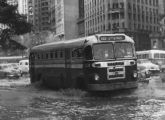 Caio-FNM enfrentando enchente no Vale do Anhangabaú, São Paulo, em meados dos anos 50 (fonte: portal carrosantigos).