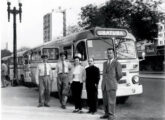 Caio da empresa Expresso Rodoviário Atlântico, de Caraguatatuba (SP), atendendo à linha São Paulo-Ubatuba, nos anos 50 aguarda passageiros em seu ponto na avenida Rio Branco, no Centro da capital paulista (fonte: João Marcos Turnbull).