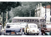 No final da década de 60 um ônibus escolar Caio-LP deixa o Colégio Santo Inácio, no Rio de Janeiro (RJ) (fonte: Ivonaldo Holanda de Almeida).