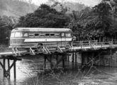 Caio-LP cruzando ponte sobre o rio Santo Antônio, em Caraguatatuba (SP), em novembro de 1969 (foto: O Estado de São Paulo).