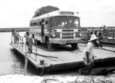 Caio da Auto Viação Varzealegrense, de Crato (CE), cruza o rio São Francisco, em 1957, em meio à então heróica viagem para São Paulo (SP) (fonte: Ivonaldo Holanda de Almeida / cariridasantigas).