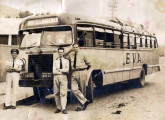 Ônibus rodoviário da empresa mineira EVA, provavelmente sobre chassi de caminhão de origem norte-americana.