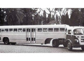 Papa-filas FNM com carroceria e cabine construídas pela Caio, colocado em operação em 1956 na cidade de Santos (SP) (fonte: A Tribuna).