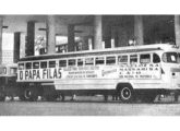 Papa-filas Caio exposto diante do Ministério da Educação, na antiga Capital Federal, em 1955; a composição era tracionada por um cavalo-mecânico FNM com cabine Brasinca (fonte: Revista de Automóveis).
