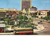 Cartão postal da Praça da Bandeira (Campina Grande, PB), em primeiro plano mostrando um Caio "Fita Azul" (fonte: Ivonaldo Holanda de Almeida / cidadesempostais).
