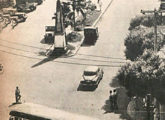 Caio "Fita Azul" na Praça XV de Novembro, em Manaus (AM), ainda convivendo com os tradicionais ônibus locais com carrocerias de madeira (no alto, à direita); a imagem é de 1960 (foto: Manchete).
