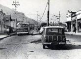 Ônibus Caio carioca, atendendo à linha Meier-Campo Grande, trafega pelo bairro de Madureira em fevereiro de 1964 (fonte: Arquivo Nacional).