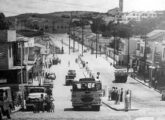 O centro da cidade de Valinhos (SP) em fotografia tomada em 1965; ao centro, um Caio Bossa Nova em chassi Mercedes-Benz LP-321 (fonte: portal classicalbuses).