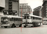 Bossa Nova em chassi FNM no transporte urbano carioca de 1962; à esquerda, um ônibus Chevrolet, e ao fundo um Cermava sobre Mercedes-Benz LP (fonte: Arquivo Nacional).