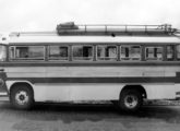 Construído na mesma época sobre chassi curto LP, este pequeno ônibus com janelas inusitadamente estreitas operava no transporte rodoviário nordestino (fonte: Ivonaldo Holanda de Almeida).