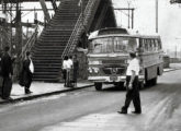 Caio-LP diante da estação ferroviária de Osvaldo Cruz, Rio de Janeiro, em junho de 1964 (fonte: Arquivo Nacional).