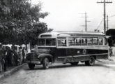 Caminhão International 1947-49 com carroceria urbana da Caio operando no Rio de Janeiro (RJ); a imagem é de dezembro de 1950 (fonte: Arquivo Nacional).