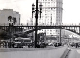 Ônibus urbano com carroceria Caio e Viaduto Santa Efigênia em detalhe de cartão postal do Vale do Anhangabaú, São Paulo (SP), do final da década de 40.