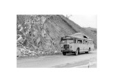 Ônibus do mesmo ano e modelo fotografado na Via Dutra, em fevereiro de 1952 (fonte: Arquivo Público do Estado de São Paulo).