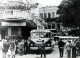 Um Caio da CTC fotografado no ponto da antiga parada de bondes do Largo da Lapa, no Rio de Janeiro (RJ).