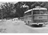 Jaraguá LPO da extinta Transportes Acre, circulando em 1968 ao longo do Jardim Botânico do Rio de Janeiro (RJ) (fonte: Arquivo Nacional / Marcelo Prazs).