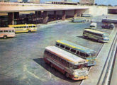 Outra imagem da Rodoviária de Brasília, de meados dos anos 60; encontrada em um livro escolar de geografia, traz à frente um Jaraguá-LPO, seguido de um rodoviário Ciferal (fonte: Ivonaldo Holanda de Almeida).