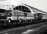 Quatro micro-ônibus semelhantes, embarcados para exportação para a Bolívia (fonte: Ivonaldo Holanda de Almeida / Museu Ferroviário Regional de Bauru). 