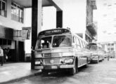 Dois Gaivota-Scania da Salutaris estacionados diante da agência da empresa, no centro de Petrópolis (RJ) (foto: Gustavo Tavares / onibusbrasil).