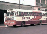 Incomum modelo Caio de 1972, uma proposta de carroceria rodoviária de menor custo inspirada no Gaivota; montado sobre chassi Mercedes-Benz OH, o ônibus pertenceu à Sabiá Turismo, de São João de Meriti (RJ), aqui operando a linha Nova Iguaçu-Campos, via Nova Friburgo (fonte: Augusto Antônio dos Santos / José Gusmão). 