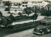 Um lotação Chevrolet 1948-52 com carroceria Caio em fotografia contemporânea da praça Duque de Caxias, em Itapetininga (SP).