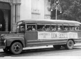 International 1949-52 com carroceria Caio conduz coral infantil de São João del-Rei (MG) para apresentação em Niterói (RJ) (fonte: Alberto Luiz Vicentini / saojoaodelreitransparente).