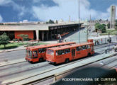 Cartão postal da rodoferroviária de Curitiba (PR), mostrando dois Caio com mecânica Mercedes-Benz num dos corredores segregados da cidade.