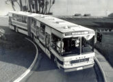 O mesmo veículo em vista ¾ superior: este foi o primeiro ônibus articulado fabricado no Brasil.