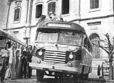Volvo-Caio da Pássaro Marrom em 1947, diante da basílica de Aparecida (SP) (fonte: Sérgio Martire).