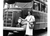 Foto familiar tomada em viagem do Rio de Janeiro para São Lourenço (MG), em 1949, diante de um ônibus rodoviário Caio sobre chassi Mack de cabine semi-avançada (fonte: site cariocadorio).