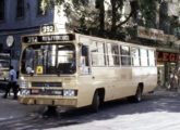 Amélia sobre Mercedes-Benz OF-1113 da carioca Transportes Campo Grande, em seu ponto final no centro da cidade (foto: Donald Hudson / onibusbrasil).